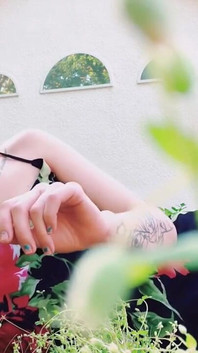 "bertelanjang pada Rumput dengan Awak Gfe"