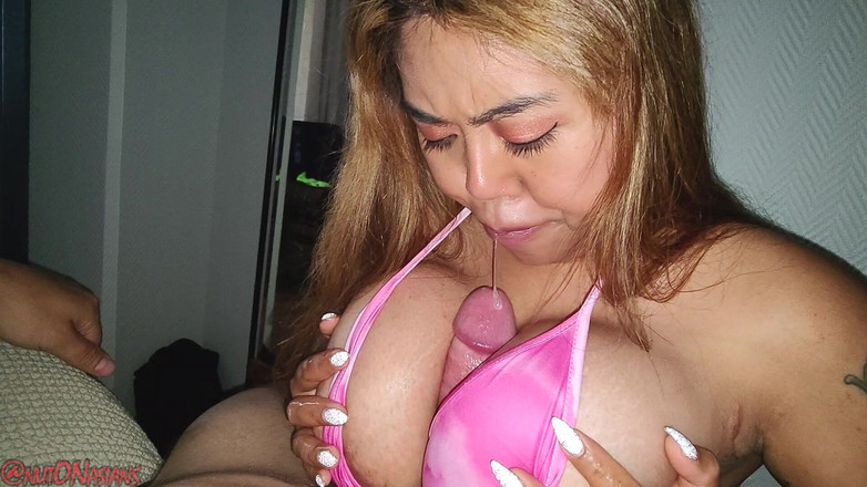 nutON: Une amatrice à forte poitrine fait une pipe et une branlette...
