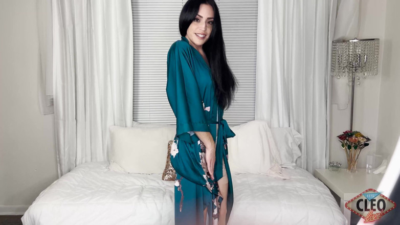 Cleo: Cleo Sexy Robe Striptease