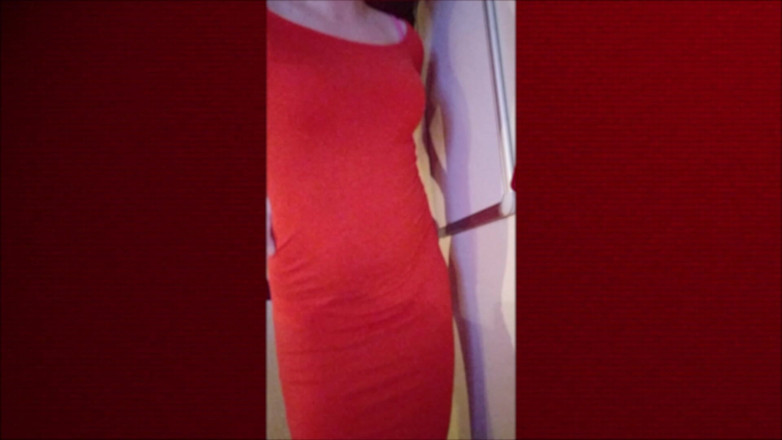 Joslin: Sissy joslin menari dengan gaun merah