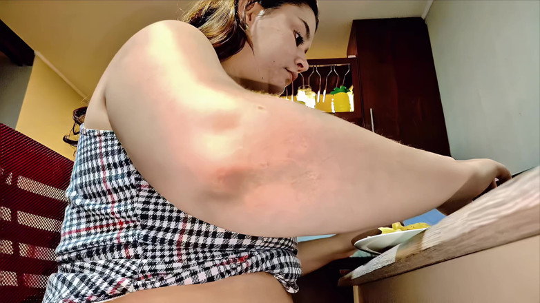 Nicole Passat: ニコールがお腹を満たして - げっぷとお腹を撫でる