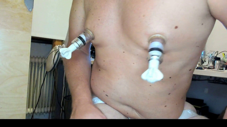 One2chris: Bi slut mamilos duros bombeados com grampos de mamilo