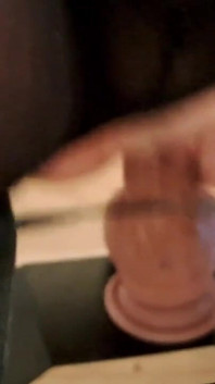 Eine gute dildo-aufnahme in schwarzen netzbodystockings