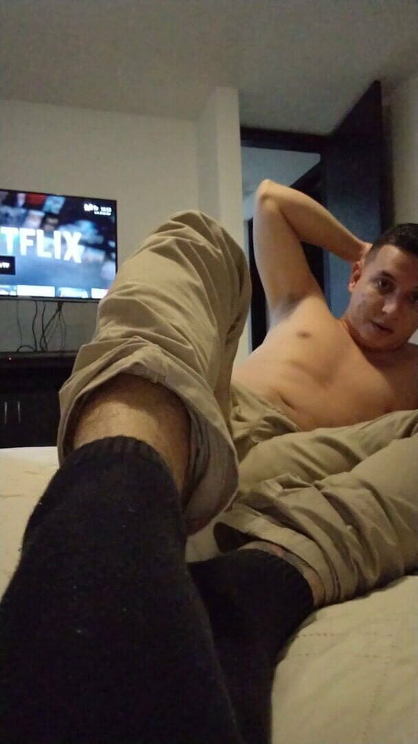 Tomas Styl: Cewek dengan kaki seksi ini berkeringat dan bau setelah bekerja