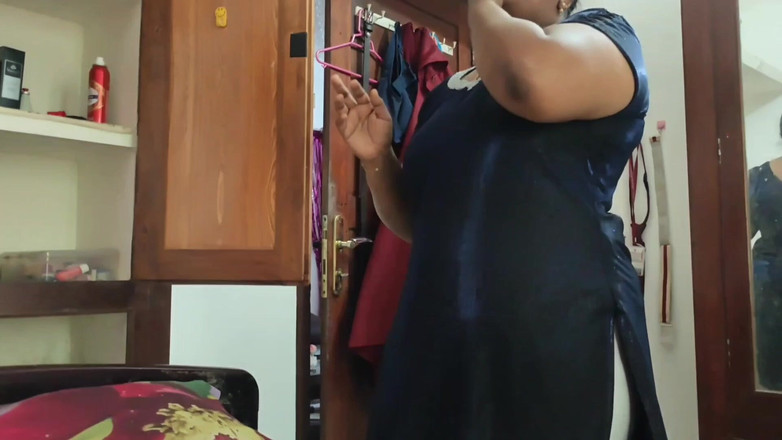 Anne Ipe: La ragazza indiana paffuta si spoglia completamente per la videocamera...