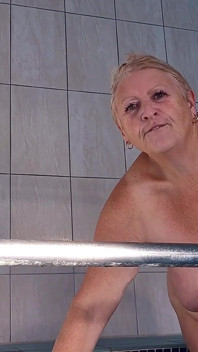 Sur les marches de la piscine, à poil