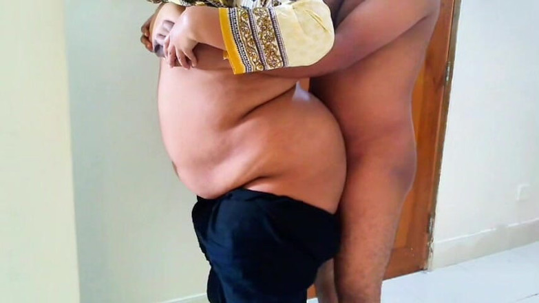 Aria Mia: Muž pomáhá své sousedce bhabhi, zatímco svědí své tělo, pak...