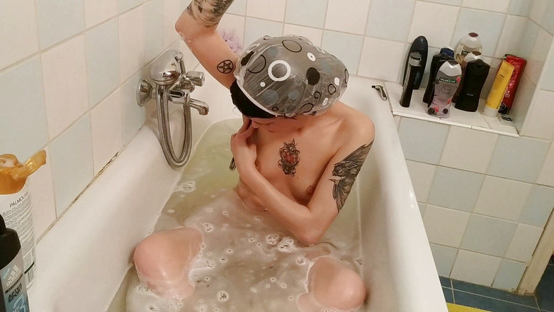 Beth Kinky: Tắm và cạo lông nách