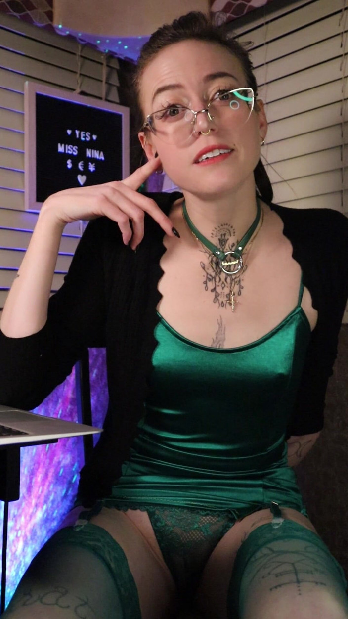 Nina Paradisa: Koule, mozky a peněženka vyčerpaná slečnou Ninou JOI, CEI