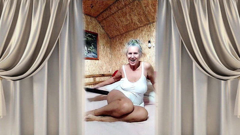 Lukerya: 穿着缎面白色内衣的热辣家庭主妇Lukerya在一张柔软的大床上