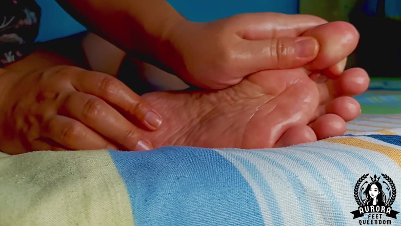 Queen Aurora: Маслянистые подошвы, массаж крупным планом