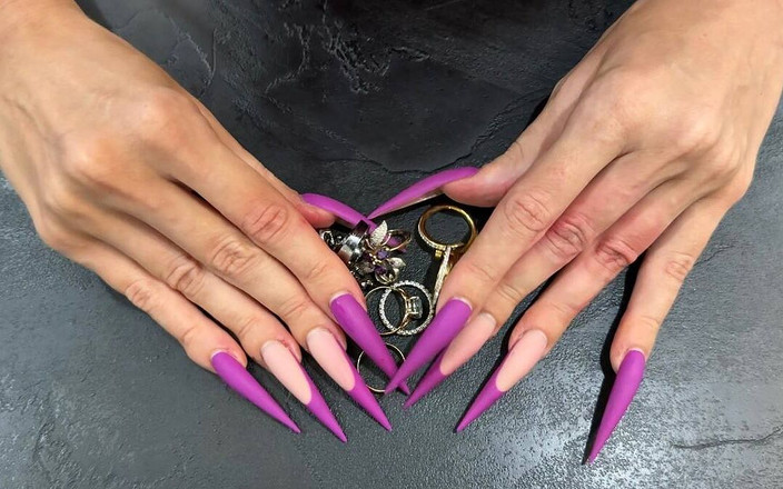 Julia domaina: Fetiche por jóias, experimente meus anéis na minha nova cor...