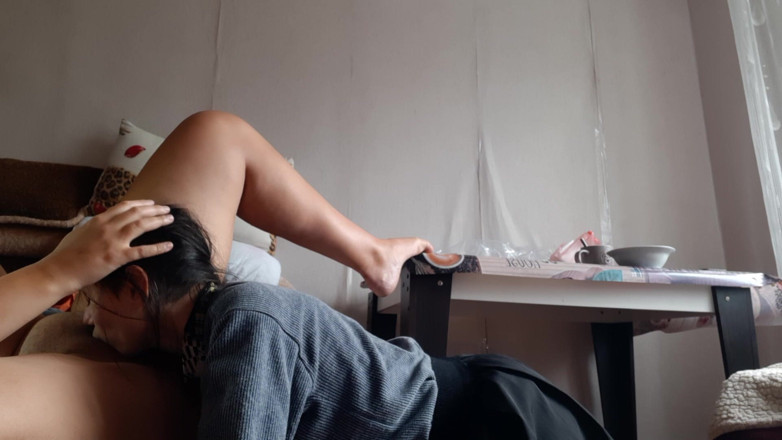 Lesbian-illusion: Faccio un massaggio alla mia ragazza mentre lei succhia, bacia...