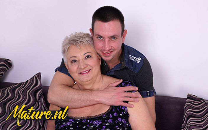 Mature NL: Bbw oma babet houdt zo veel van neuken en zuigen...