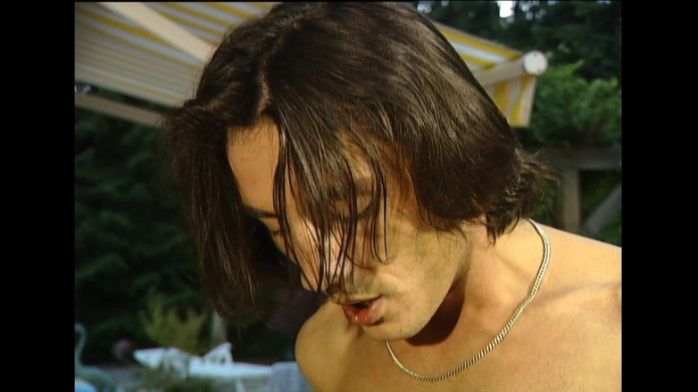 Piss Lover: Продавець газети спокушений і дивиться під час писання.