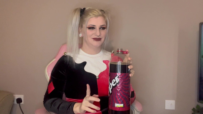 EeveeXo: Intenta no eructar desafío Harley Quinn cosplay