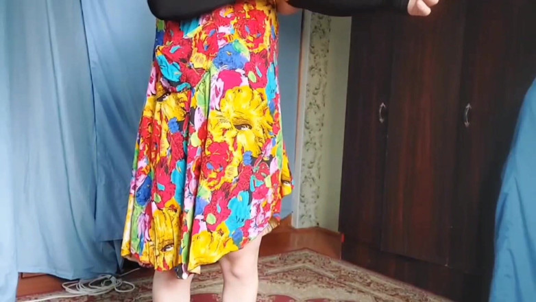 Kitty_Cross: 可爱的在微风中稍微抬起裙子