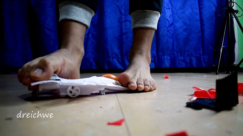 Dreichwe: Distruggere la grande macchina con l'aereo giocattolo