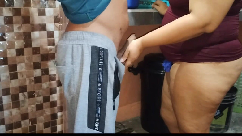 Adribella69: Il mio disgustoso patrigno ama vedere il mio culo grosso...