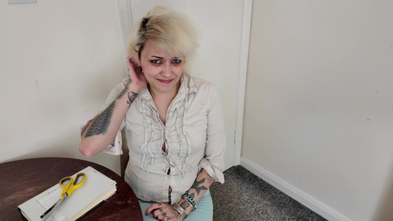 Glitterqueen1999: Désespoir par le pipi dans la salle d’examen