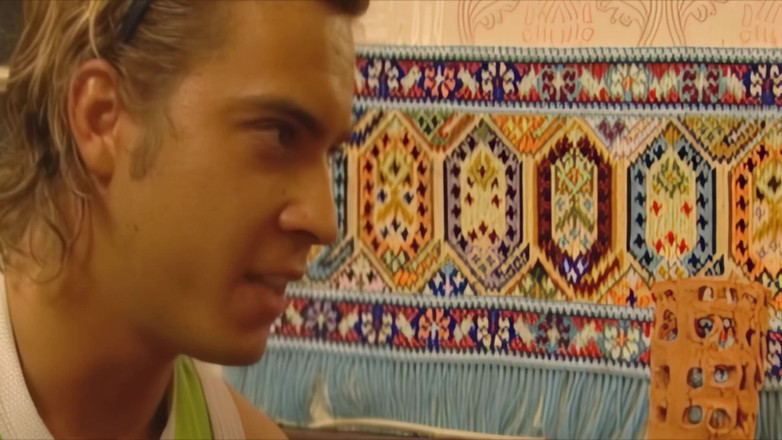 Old & Young: Blonďatá holka prstí mokrou kundičku a škádlí chlapy