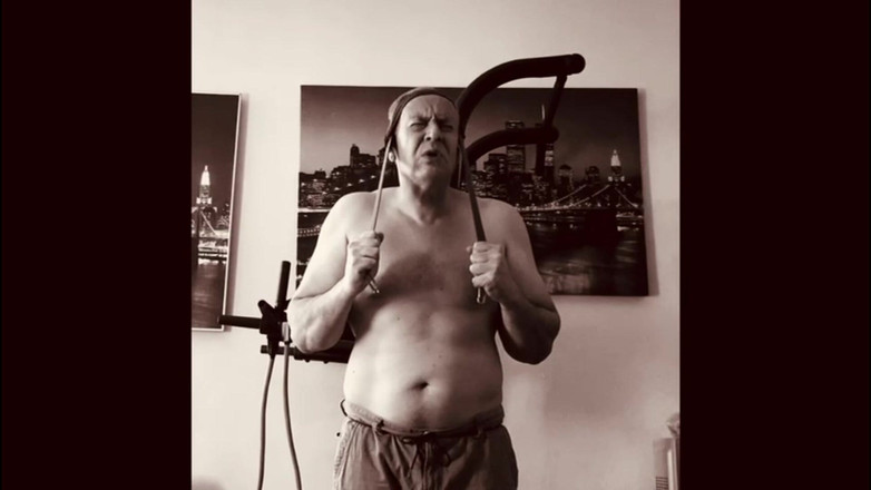 Alex Art: Lelaki kuat melancap selepas latihan