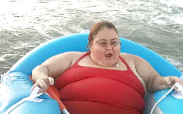 BBW nurse Vicki adventures with friends: Not funny sea boat adventure !