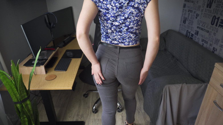 Teasecombo 4K: Una miLF amatoriale stuzzica un culo perfetto in jeans e...
