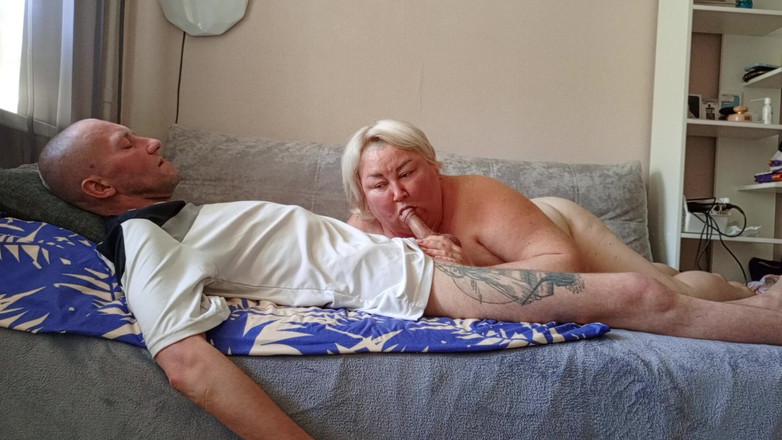 Zona901: Я прийшов до своєї мачухи, яка мастурбує, щоб зробити мені мінет