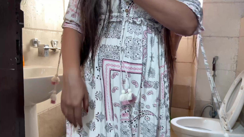 Hornycouple149: Nevlastní syn viděl milfku Saaru nahou po sprše a nemohl...