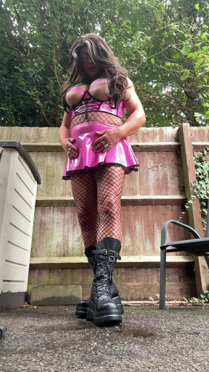 Kellycd2022: Sexy Crossdresser Kellycd2022 en traje de pvc rosa y medias...