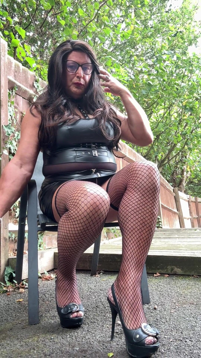 Kellycd2022: 흑인 Pvc 바디수트와 망사 스타킹과 힐을 신은 섹시한 크로스드레서 Kellycd20222