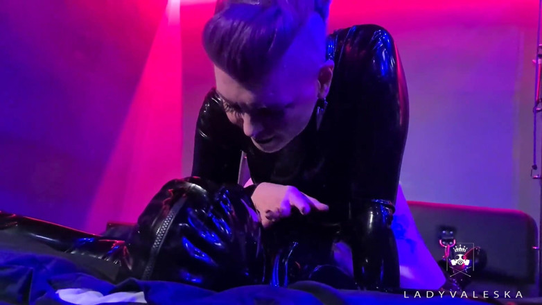 Lady Valeska: Facesitting the Gimp
