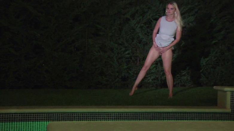 Lovekino: La bionda si trova davanti alla piscina e piscia