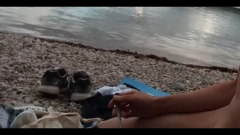 Jon Arteen: Mi primera vez de picnic nudista comiendo ensalada vegana en...