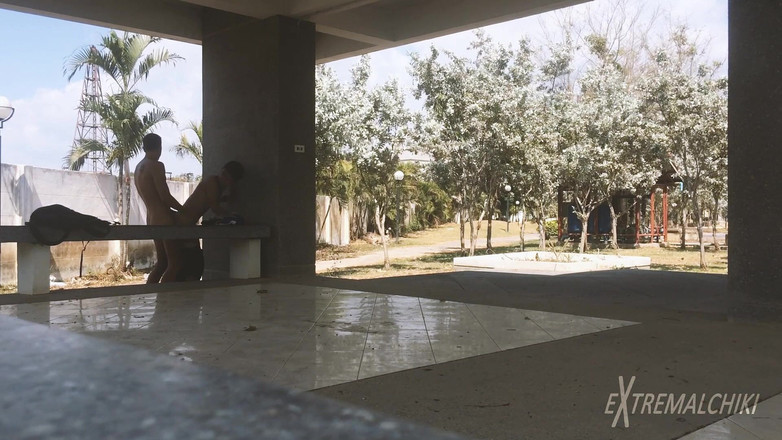 Extremalchiki: Seks kembar di taman olahraga