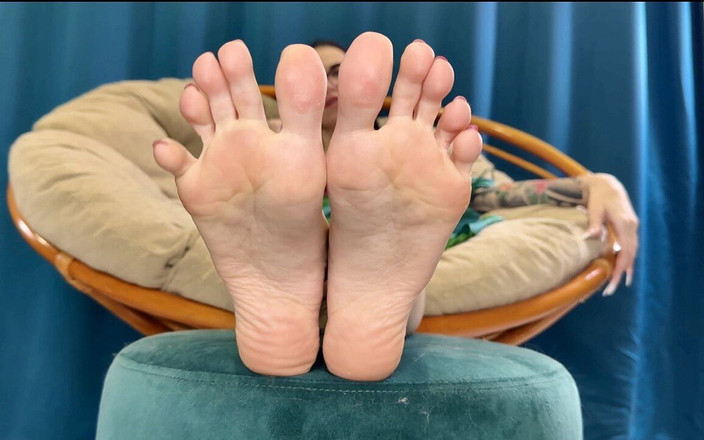 Julia domaina: Mijn prachtige roze zolen en lange tenen, mijn tenen wiebelend...