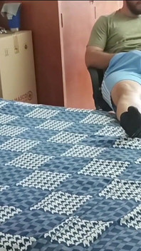 Minha meia-irmã milf me ensina como se masturbar. Pornô espanhol.