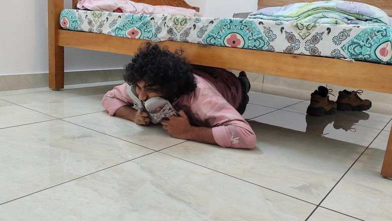 Vaigavarun45: Cowok asing ini masuk ke rumah gadis nakal dan ngentot...