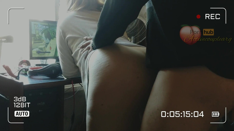 Activecouplearg: ビデオゲームをプレイしながらセクシーな女の子をクソ