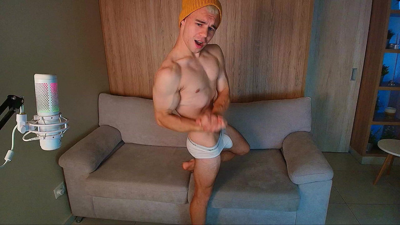 Max_Russell: Flex! Saya berbangga dengan badan saya yang sempurna!