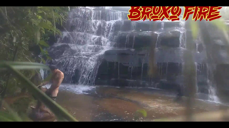 Bruxo fire: Žhavý ohnivý průvodce a bombom d4 ve vodopádu Podívejte se...