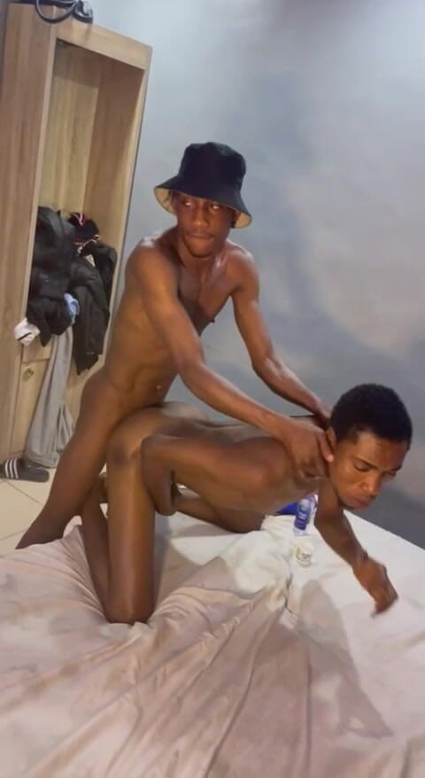 Honeyslim: 私のオンラインの友人は私のチンコのことで訪ねてきました