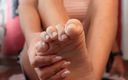 Cumshot feet: Transerotica excitée aime se sentir bien en se masturbant