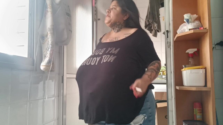 Mary Jhuana: La bbw fuma nell'Area servizi