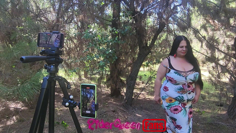 Riderqueen BBW Step Mom Latina Ebony: Riderqueen lagi sendirian di luar ruangan, video untuk penggemar