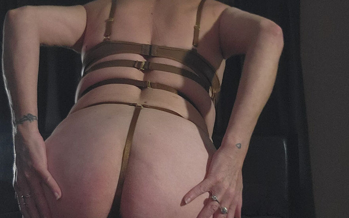 EliteLadyS: Amatör Amerikalı orta yaşlı seksi kadın kendini sikiyor