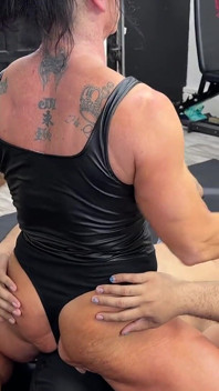 Kandylegs kapüşonlu adamı domine ediyor