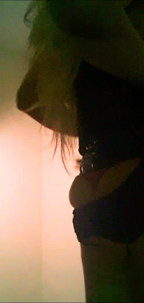 Alexis Tall Goddess: Pantat bahenol cewek ini nggak bisa angkat roknya