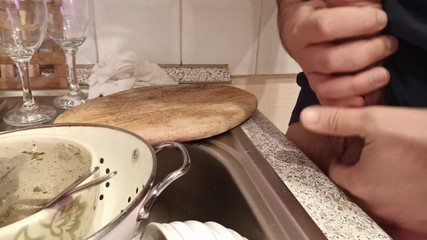 Kinky Guy: Orinar en fregadero en platos. Juego de prepucio